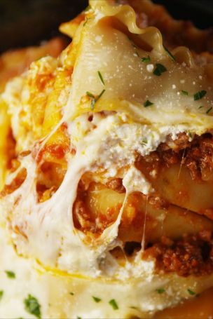 gallery-1509120009-delish-crock-pot-lasagna-pinterest-still002