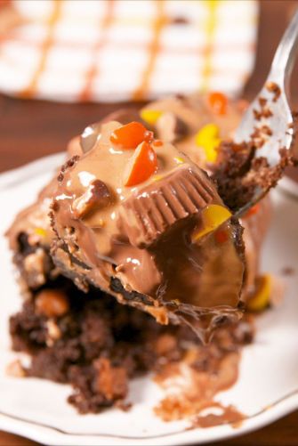 gallery-1518015068-delish-crock-pot-chocolate-pb-lava-cake-pinterest-still002